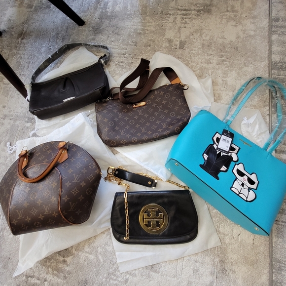 Assorted bags - Picture 1 of 12